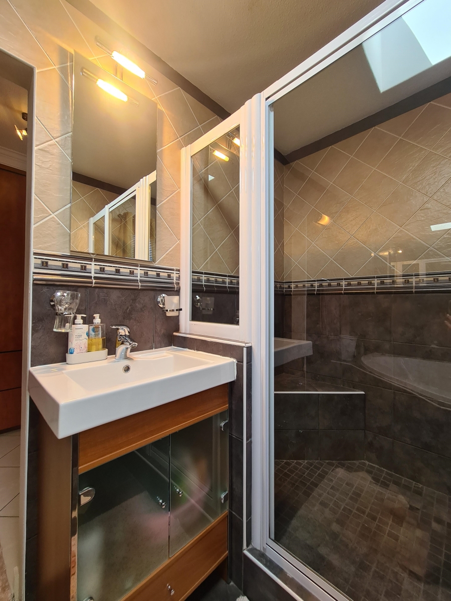 5 Bedroom Property for Sale in Maraldi Estate Free State
